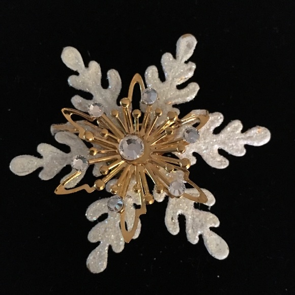 Snowflake Pin ❄️ - Picture 4 of 4